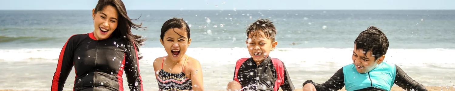 Ma malle d'enfer - Transformer votre véhicule de tout les jours en van aménagé avec nos kits d'aménagement - Famille qui profite de ses vacances en bord de mer grâce a leur kit d'aménagement de véhicule Ma Malle d'Enfer