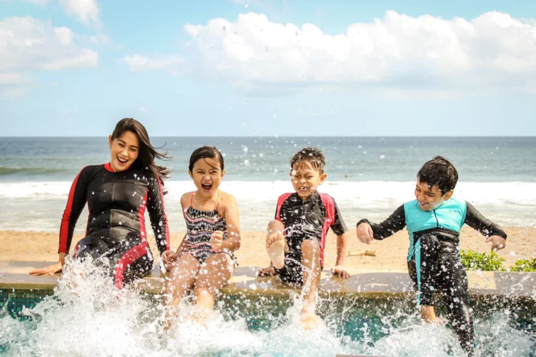 Ma malle d'enfer - Transformer votre véhicule de tout les jours en van aménagé avec nos kits d'aménagement - Famille qui profite de ses vacances en bord de mer grâce a leur kit d'aménagement de véhicule Ma Malle d'Enfer