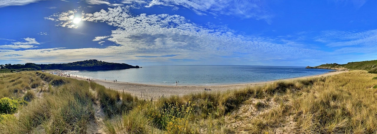 FAQ - paysage d'une plage en bretagne