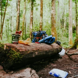 Ma malle d'Enfer - Article de blog gestion des déchets en camping - photo campement déchats