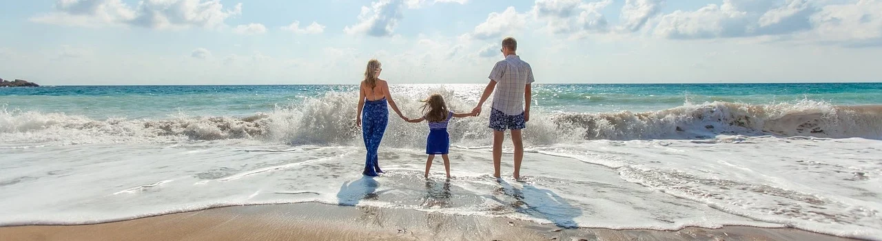 Ma malle d'enfer - Transformer votre véhicule de tout les jours en van aménagé avec nos kits d'aménagement - Famille heureuse en bord de mer grâce a leur kits d'aménagement Ma Malle d'Enfer qui transforme leur véhicule du quotidien en van aménagé