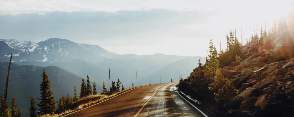 Ma Malle d'Enfer - Kit d'aménagement - Une route au centre avec des montagne autour