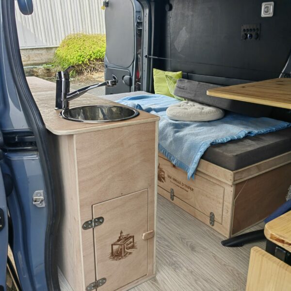 ggrand meuble cuisine coté Ma Malle d'Enfer- transformez votre voiture de tout les jours en van aménagé -aménagement fourgon- lit peiggne 2 places et meuble de cuisine dans un renault trafic