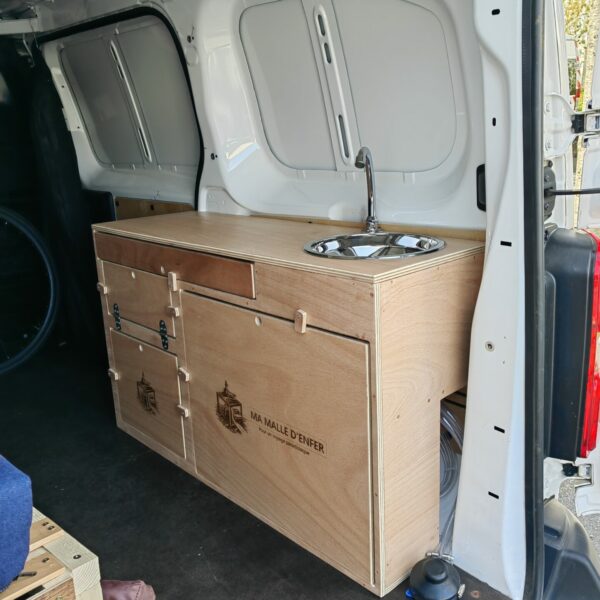 meuble cuisine renault trafic Ma Malle d'Enfer- transformez votre voiture de tout les jours en van aménagé -aménagement fourgon- lit peiggne 2 places et meuble de cuisine dans un renault trafic