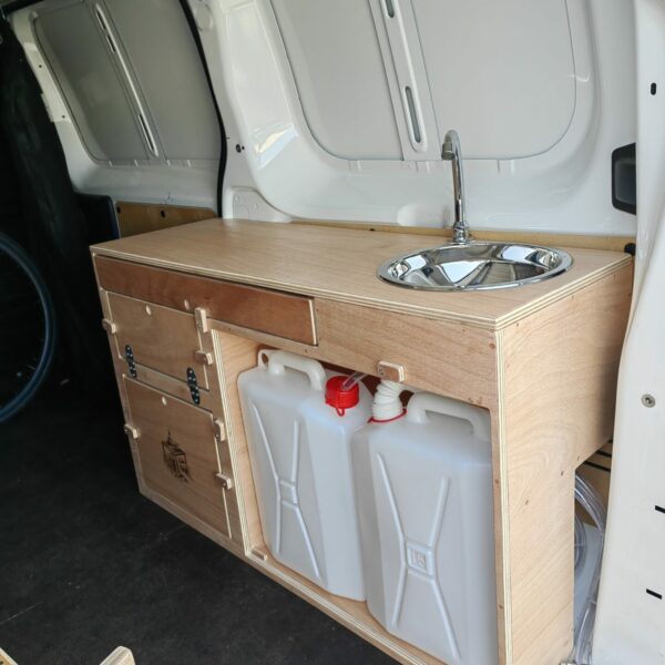 meuble cuisine renault trafic bidon 15 L Ma Malle d'Enfer- transformez votre voiture de tout les jours en van aménagé -aménagement fourgon- lit peiggne 2 places et meuble de cuisine dans un renault trafic